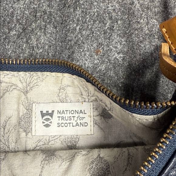 Elegant Navy Leather Crossbody Bag - Picture 2 of 8